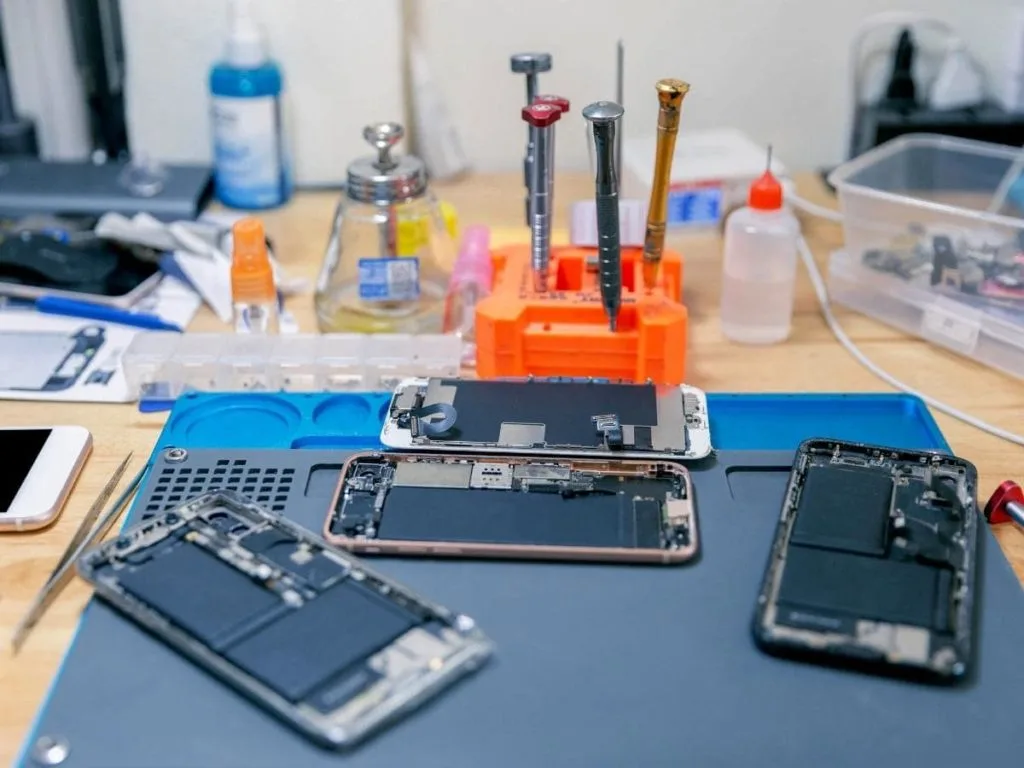 Phone repair bench at Zargar PC Wizard
